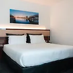فندق Westotel - Paris Val-d'oise تافيرني